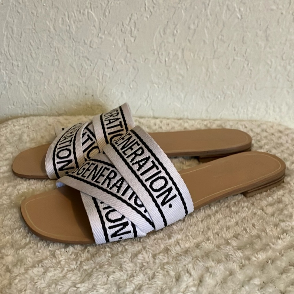 BCBGeneration Woman’s Size 9M
 Kala Slide Sandals Strong woven straps printed